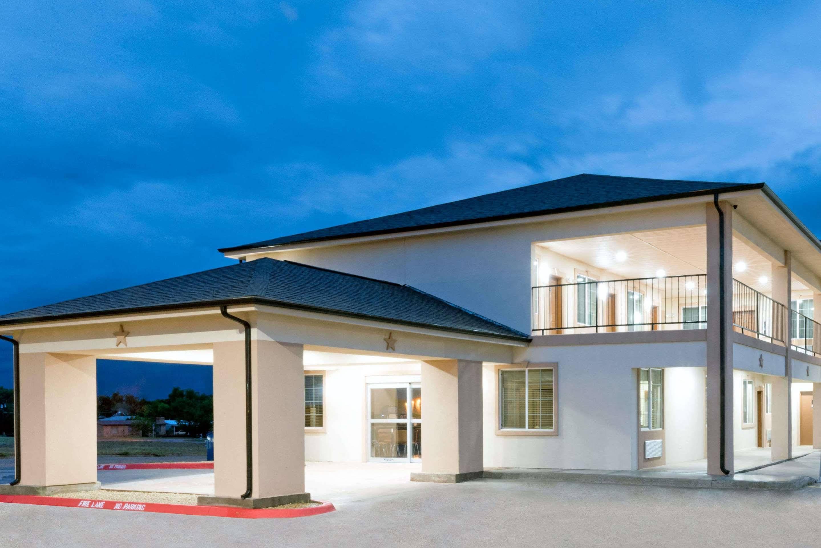 Super 8 By Wyndham Colorado City Exteriör bild